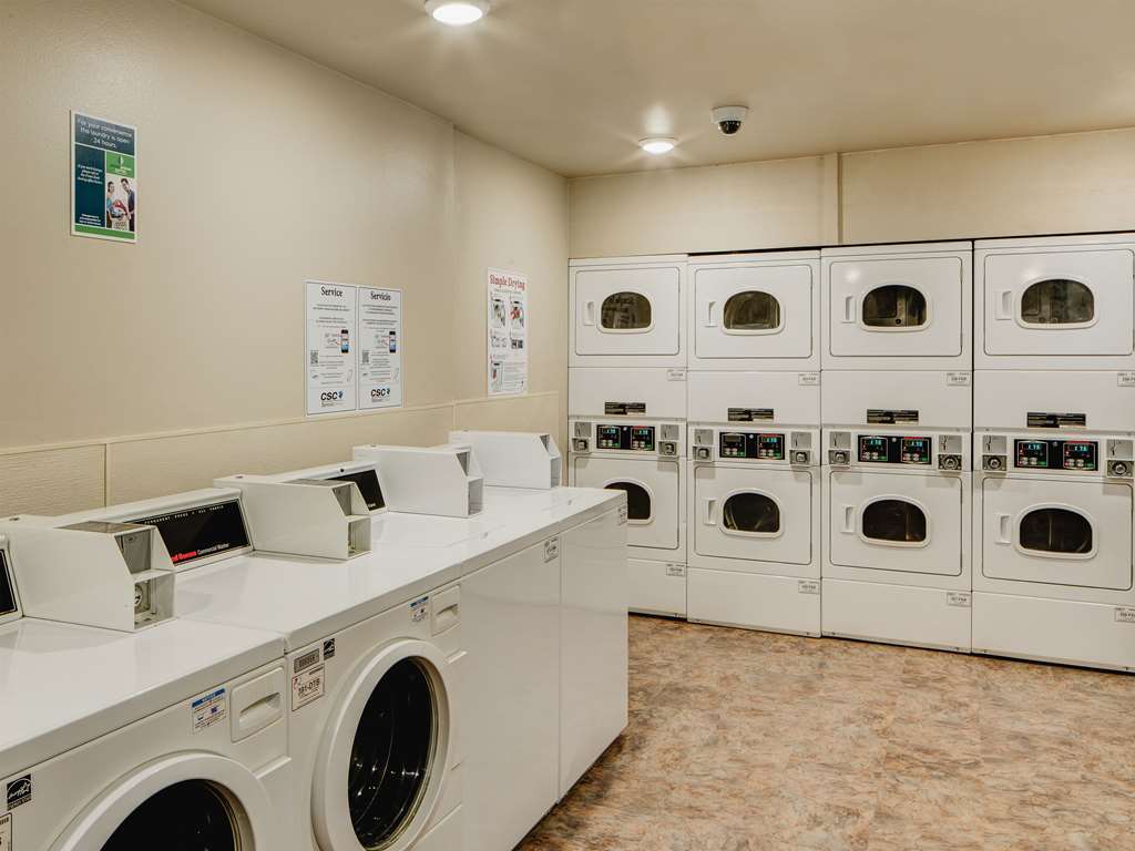 Suburban Studios Watford City Konforlar fotoğraf